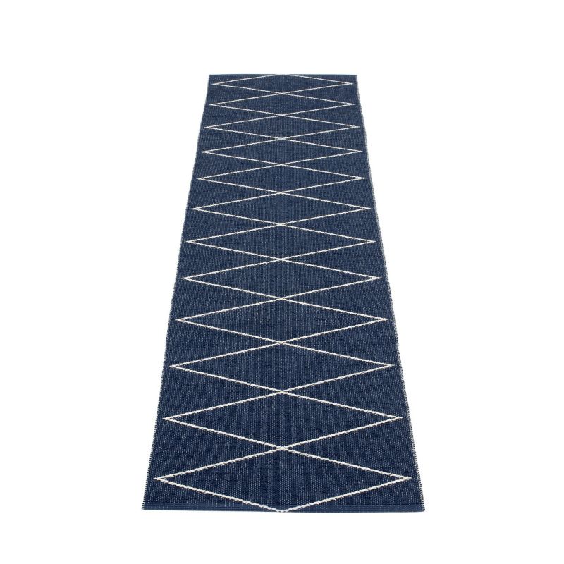 Blauer Pappelina Kunststoffteppich Max 70x240 cm mit weißem Rautenmuster für Küche, Flur oder Bad.